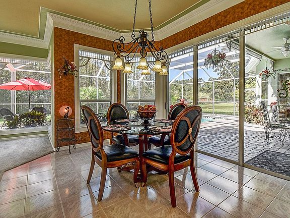 Casual Dining off Kitchen/FR