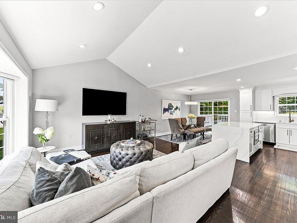 1st image of 310 Columbia Pl