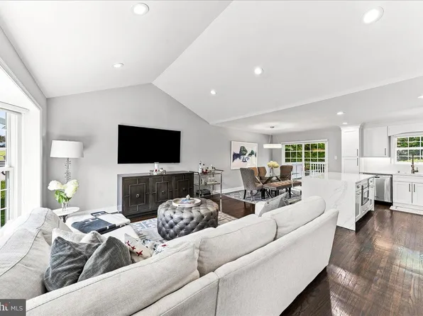 310 Columbia Pl, Broomall, PA 19008