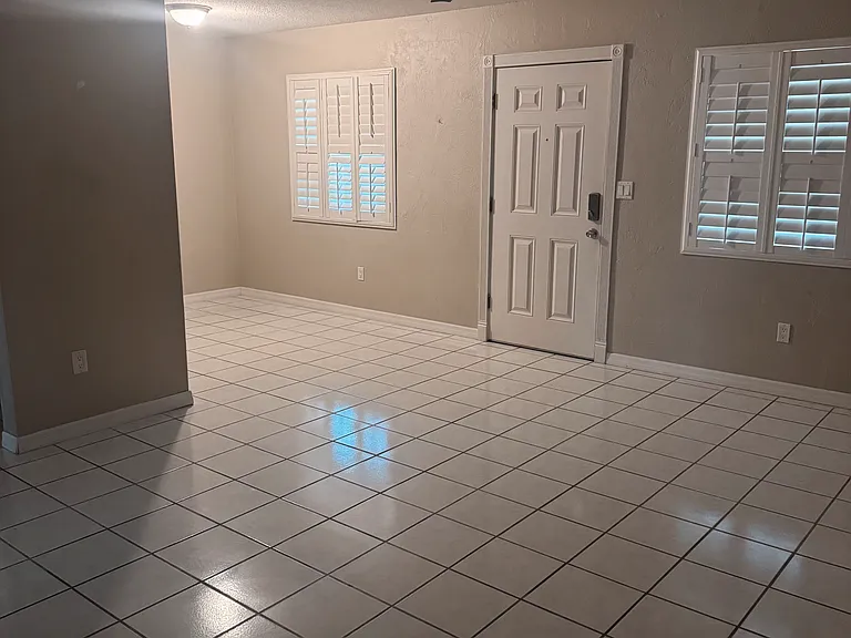 400 Oakridge Blvd #8 — Photo 1