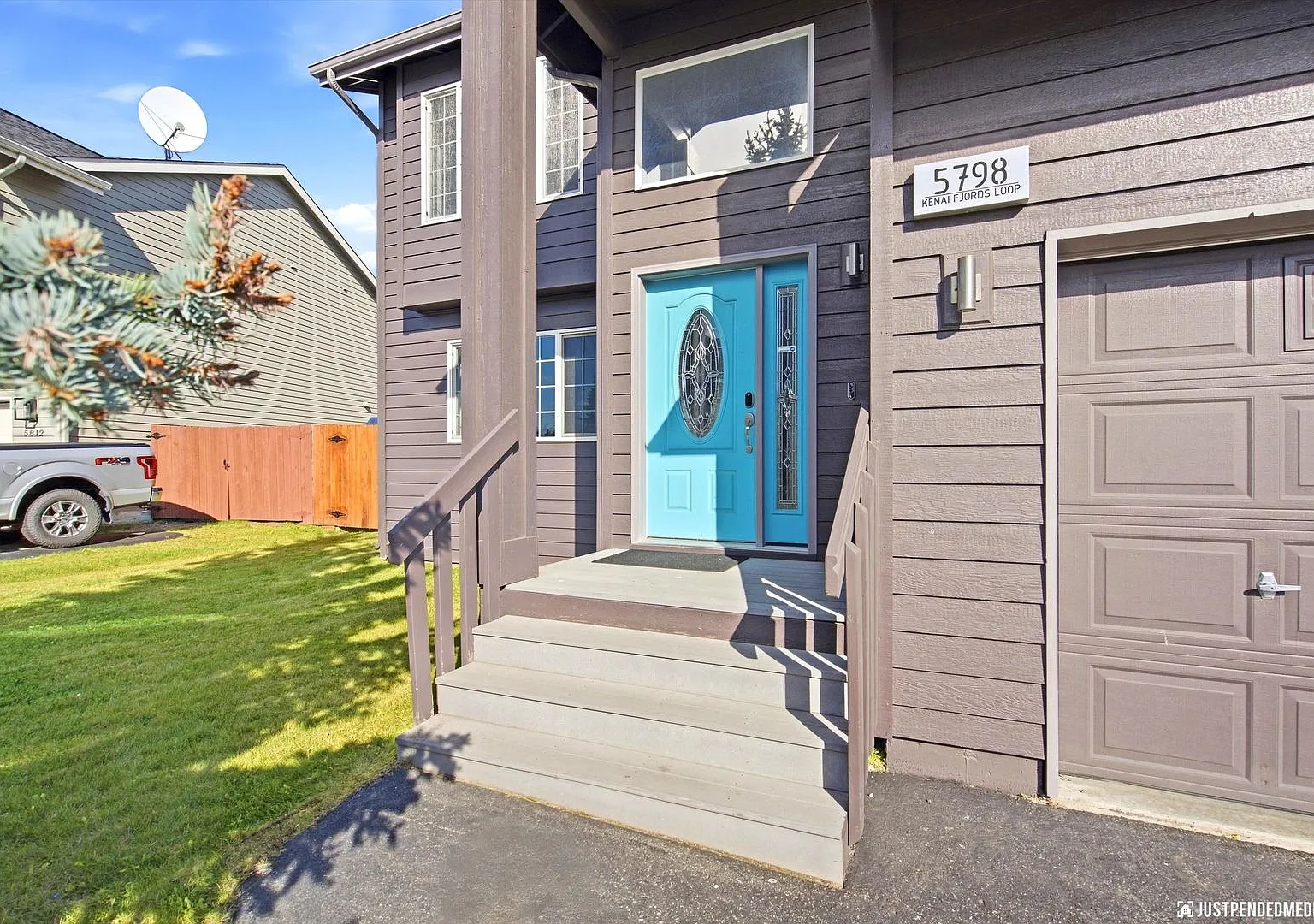 Modern 4-Bedroom Home in West Park with Fenced Yard — Photo 2