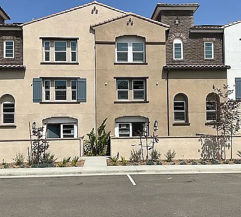 2nd image of 541 Via Vallarta