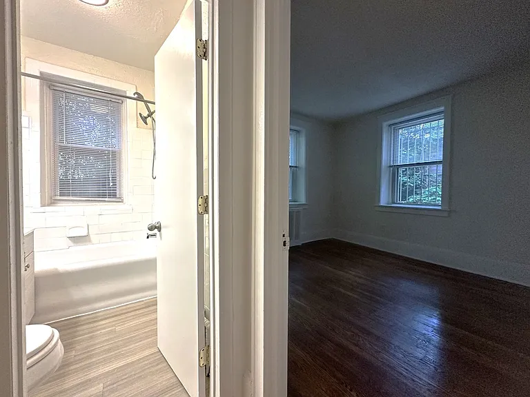 Queen Lane Manor — Photo 38