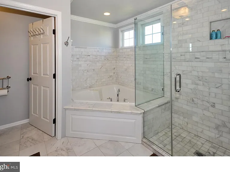 584 Leslie Ln — Photo 15