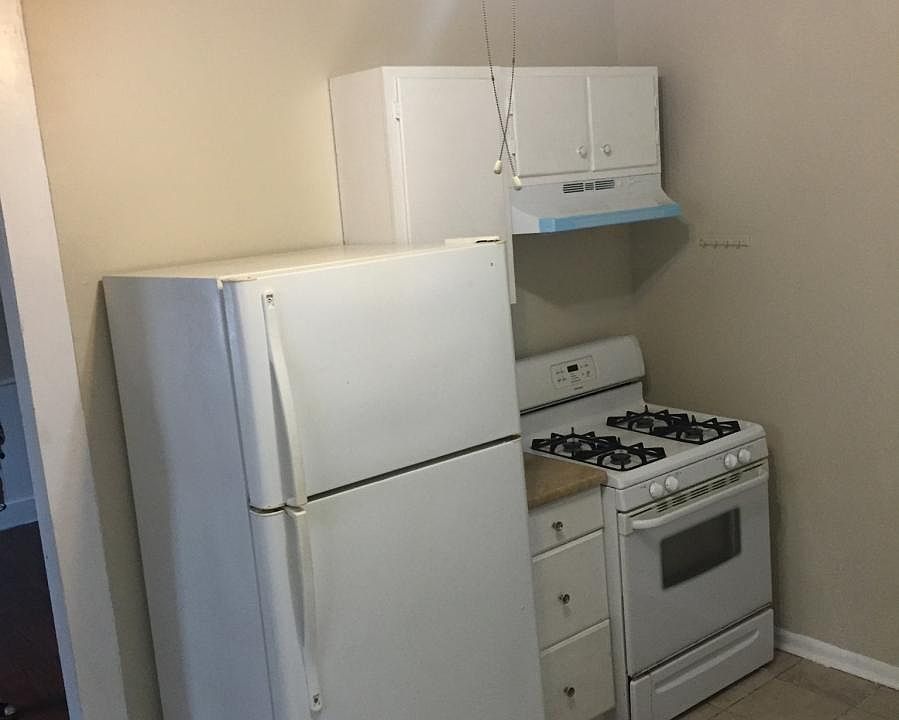 Kitchen appliances included