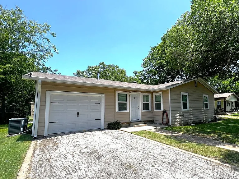 409 Oscar St — Photo 2