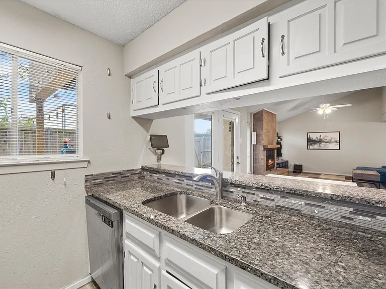 1818 Highbrook Ct — Photo 8