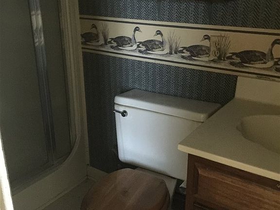 4th image of 225 Arnold Dr
