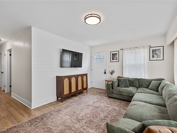 5th image of 327 Baxter St