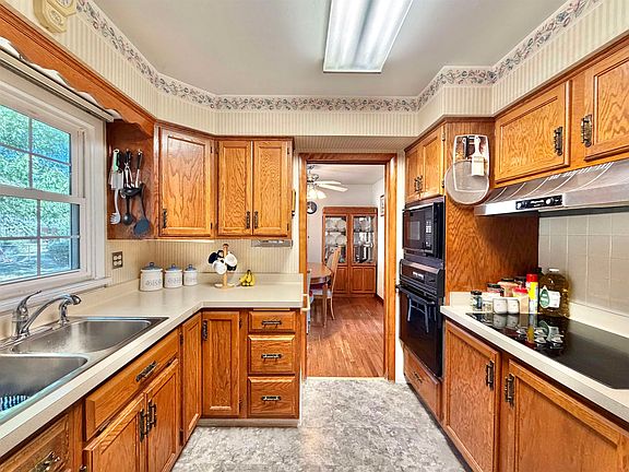 5th image of 2226 S Park Ave