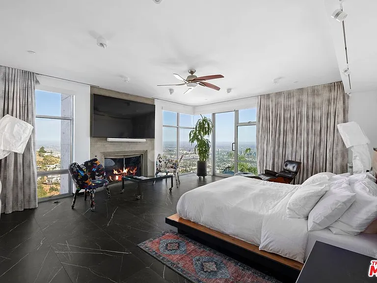 2260 Sunset Plaza Dr — Photo 17