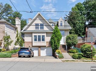 215 Elsmere Pl, Fort Lee, NJ 07024