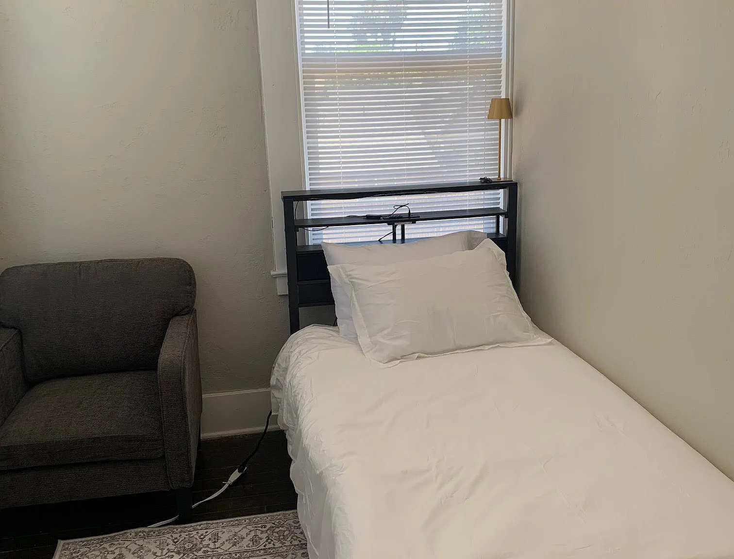 11 bed, 4096 sqft, $950 — Photo 1