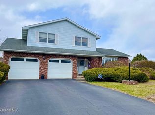 16 Huntleigh Dr, Loudonville, NY 12211