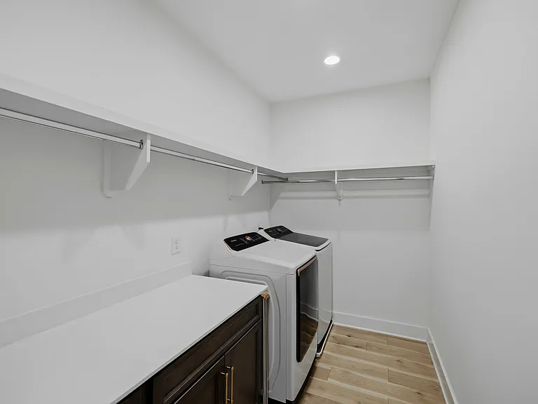 211B Queen Ave — Photo 22