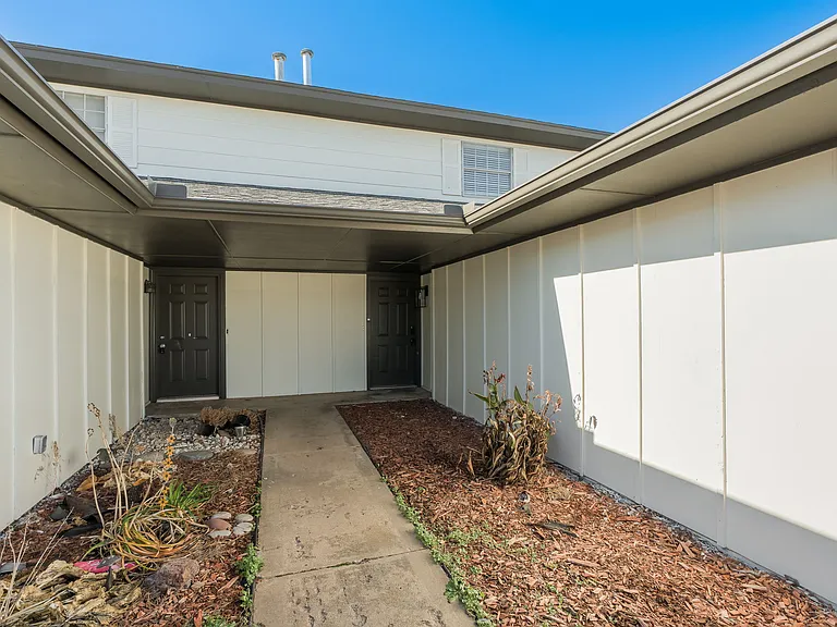 11715 N Francis Ave — Photo 2