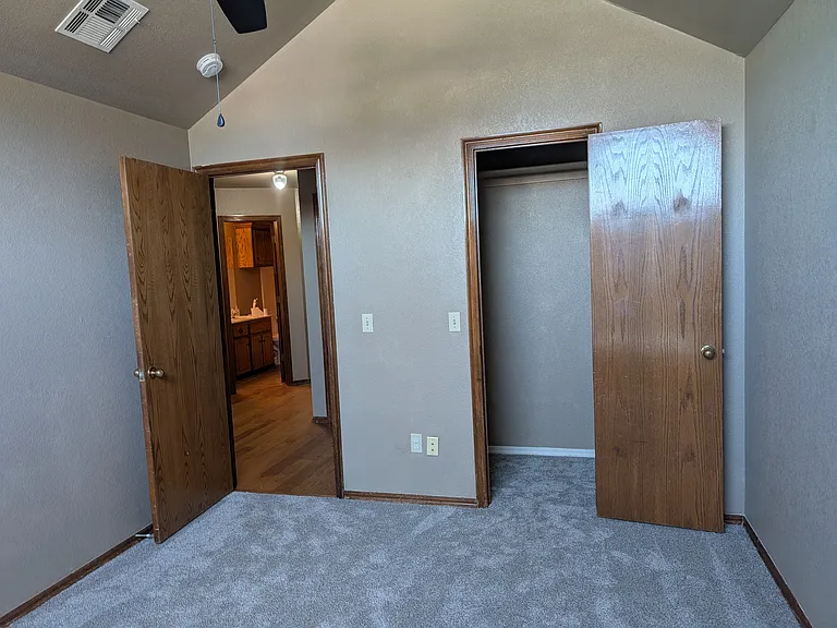 2813 Victoria Dr — Photo 12
