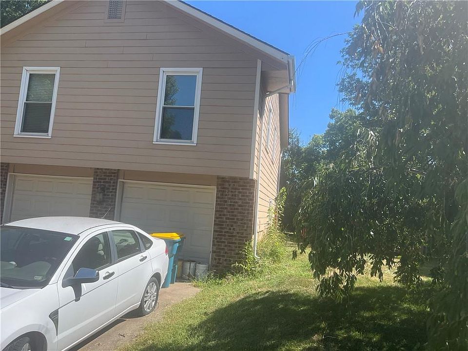 2nd image of 1211 NE Banner Ct