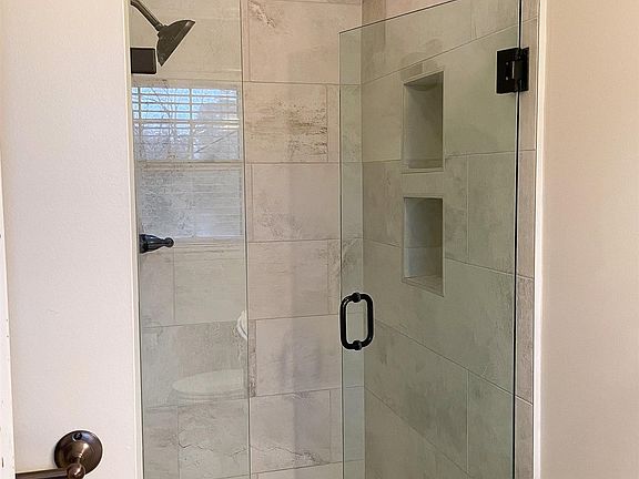 4th image of 3128 Spruce Dr