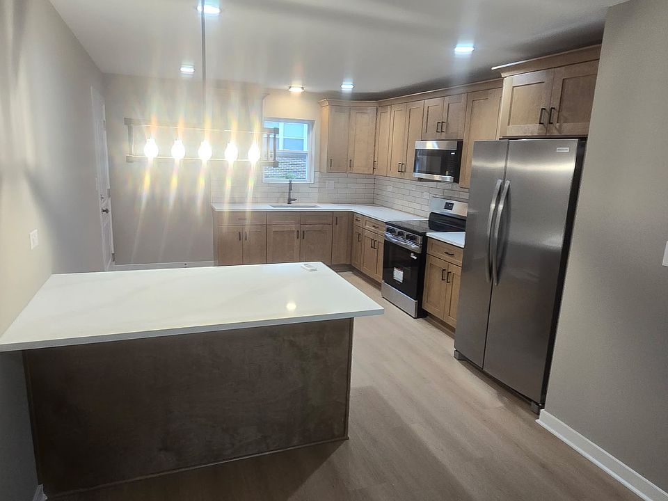 1st image of 367 Lynn Dr