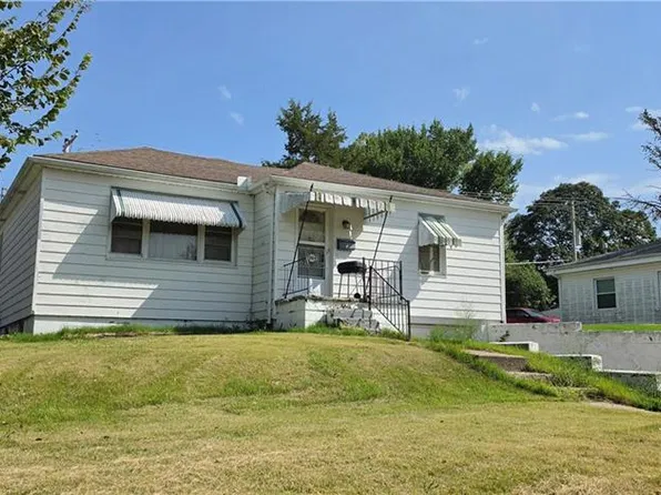 1304 S 8th St, Atchison, KS 66002