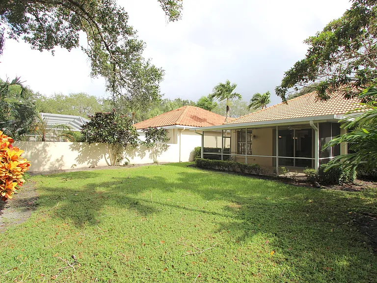 117 Hampton Cir — Photo 38