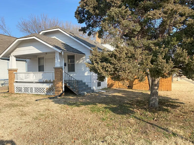 2080 SW Washburn Ave — Photo 1