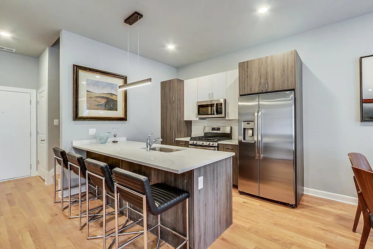 Building Photo - 5117 S Kenwood Ave #103