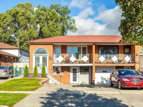 879 Consort Cres, Mississauga, ON L5C 1J8