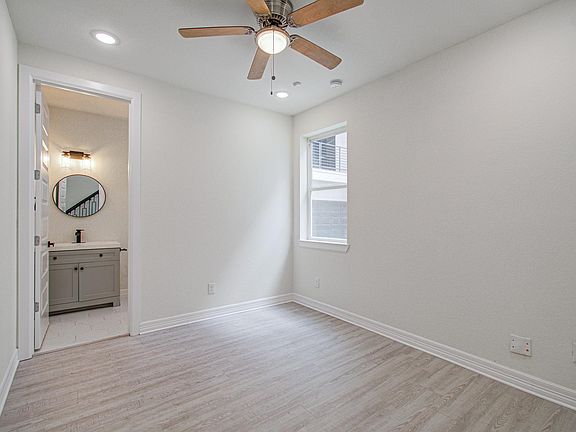 5th image of 704 Gregg St