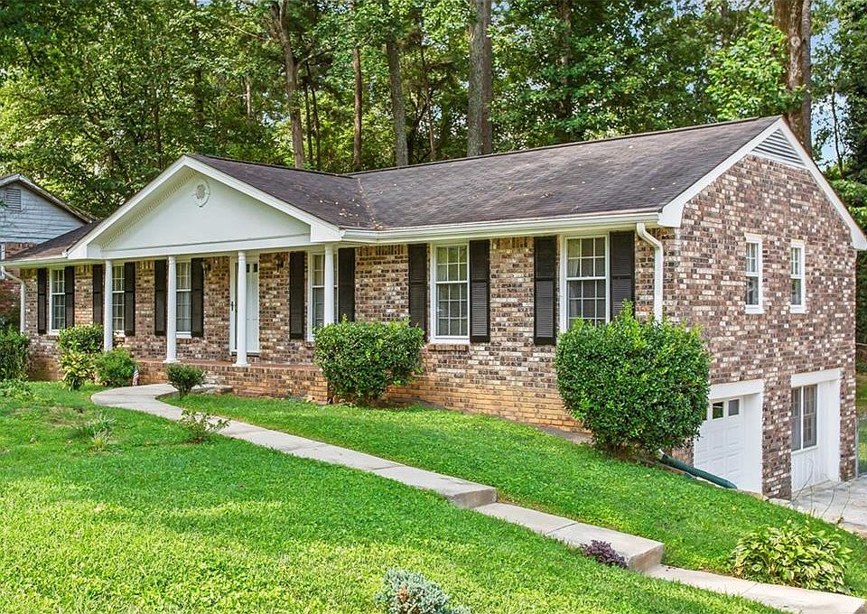 1st image of 700 Foxcroft Cir SE