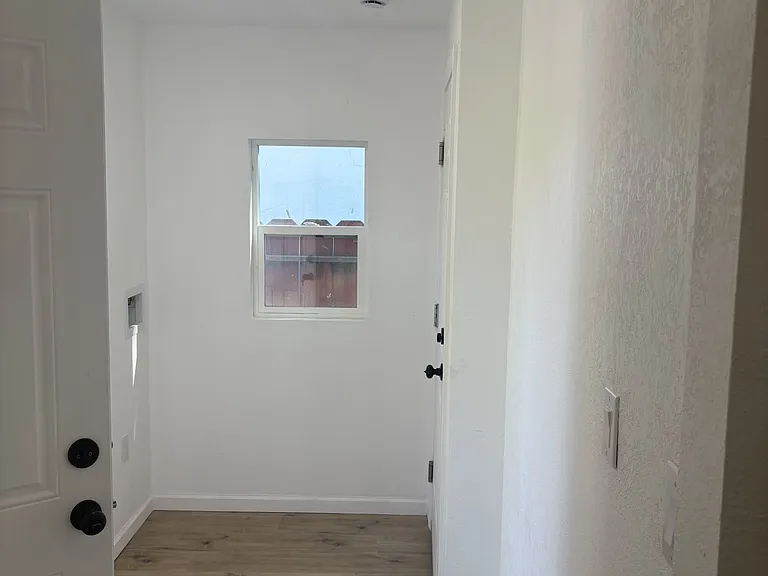 1515 W Bristol Ave — Photo 7