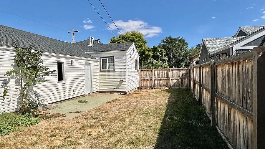 House with oversized garage and huge fenced backyard in Denver for rent — Photo 4