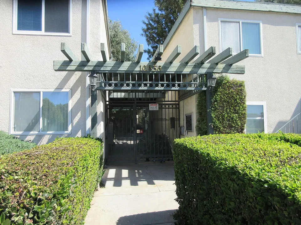 10636 Woodley Ave #34
