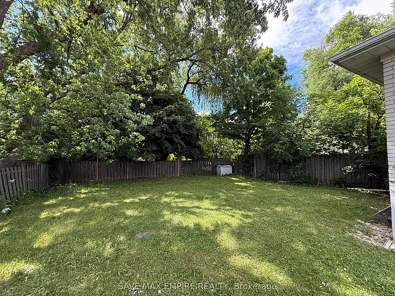 1560 Sandgate Cres — Photo 13