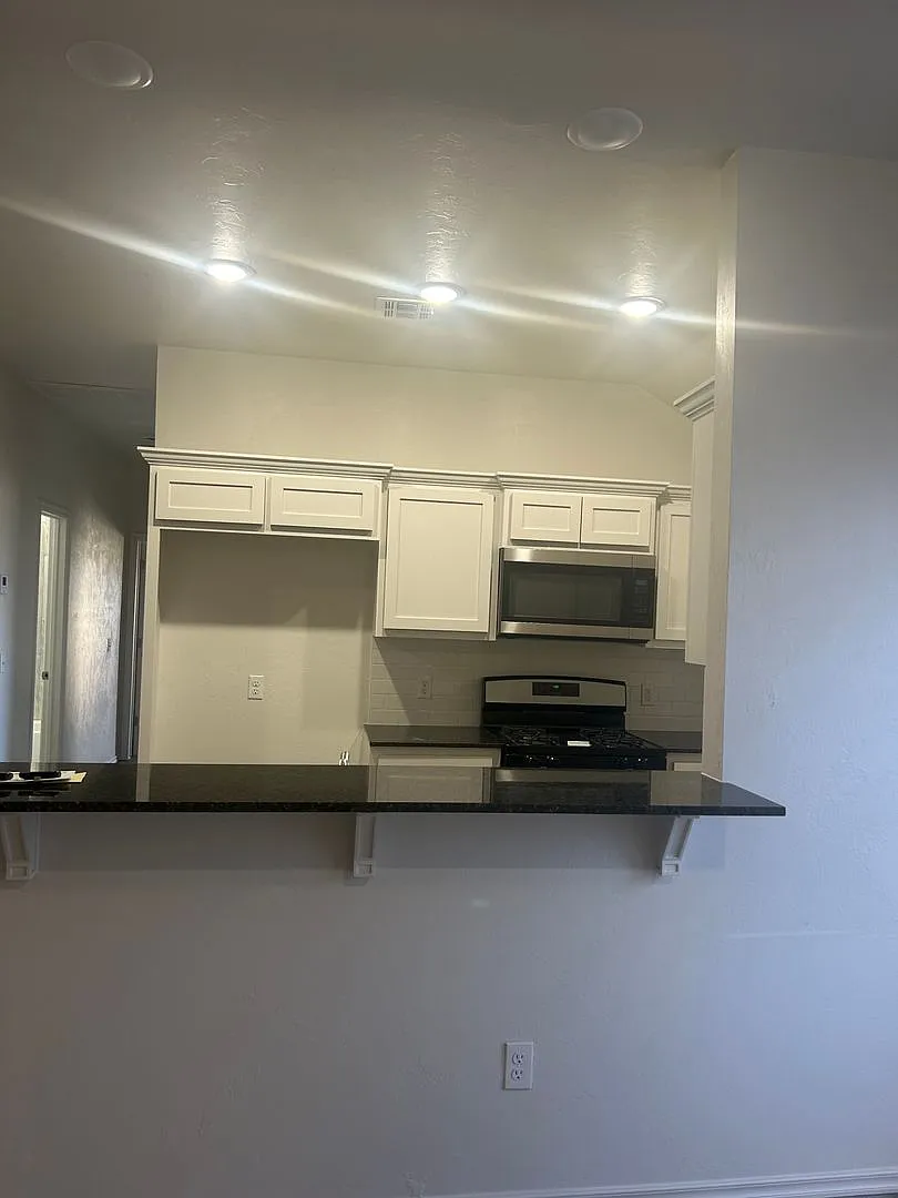 1311 SW Oklahoma Unit B- Available now! — Photo 3