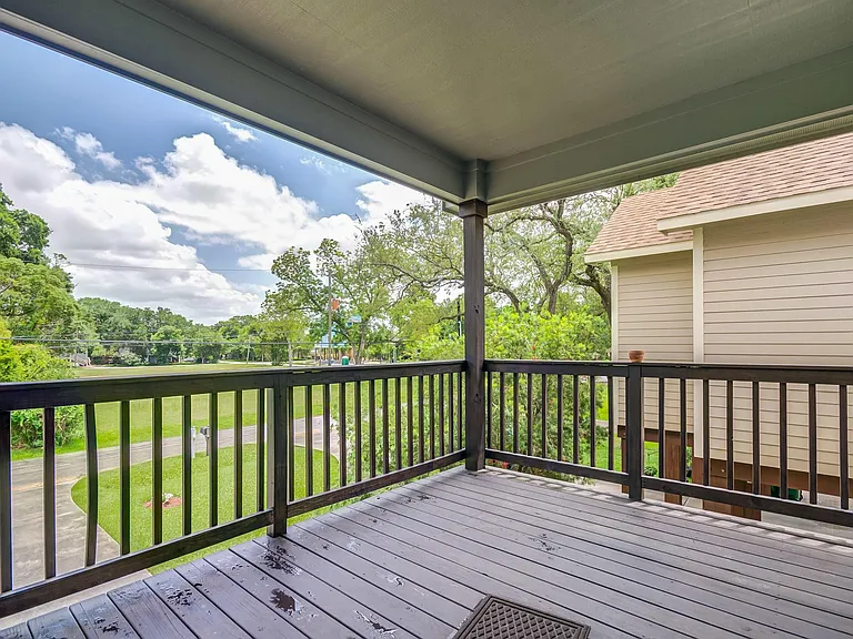 1009 Bryan Ave — Photo 4