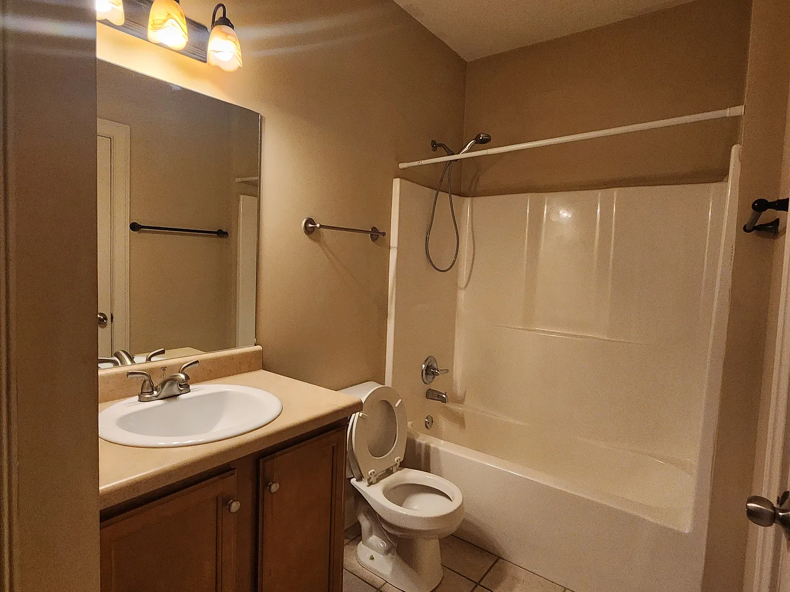 4 bed, 1575 sqft, $2,160 — Photo 4