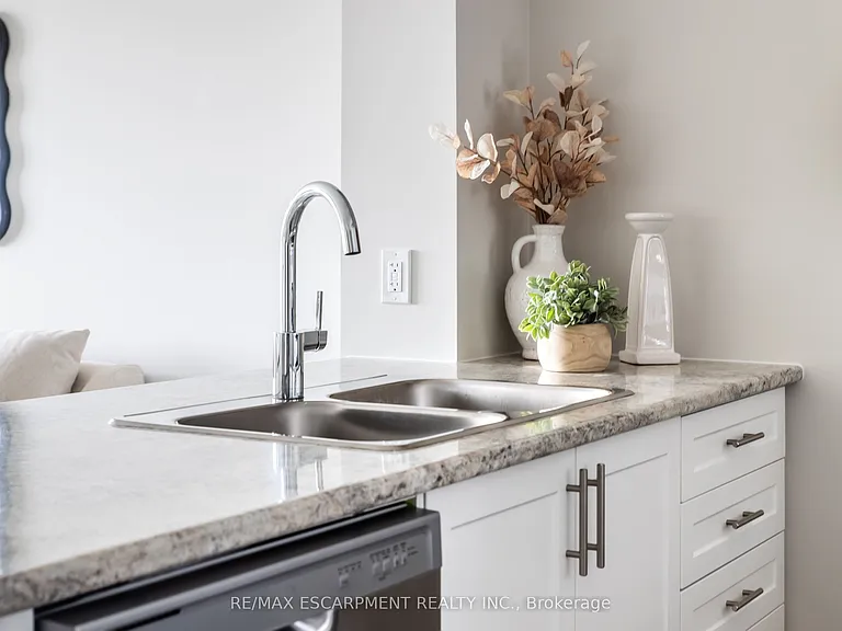 870 Queenston Rd #504 — Photo 9