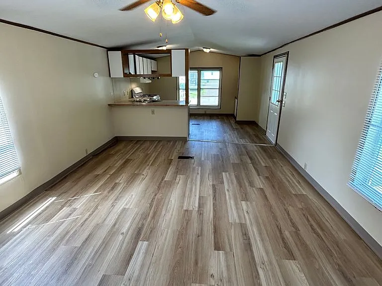 320 Thompson Rd — Photo 3
