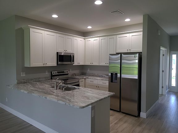 5th image of 417 SE 22nd Ter