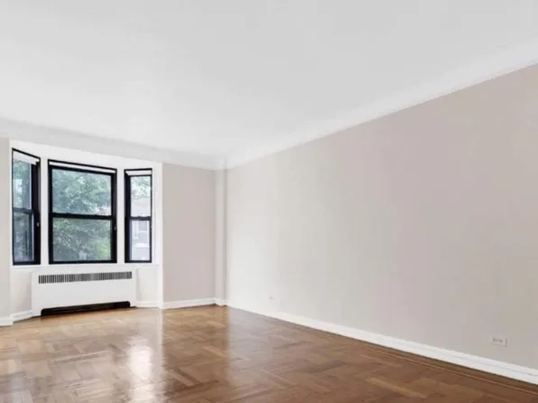 4755 39th Pl APT 4B, Long Island City, NY 11104