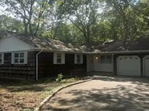 30 Sandy Court E, Lake Grove, NY 11755