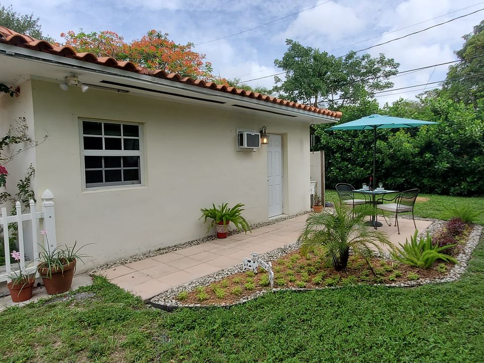 Cottage studio behind main house
