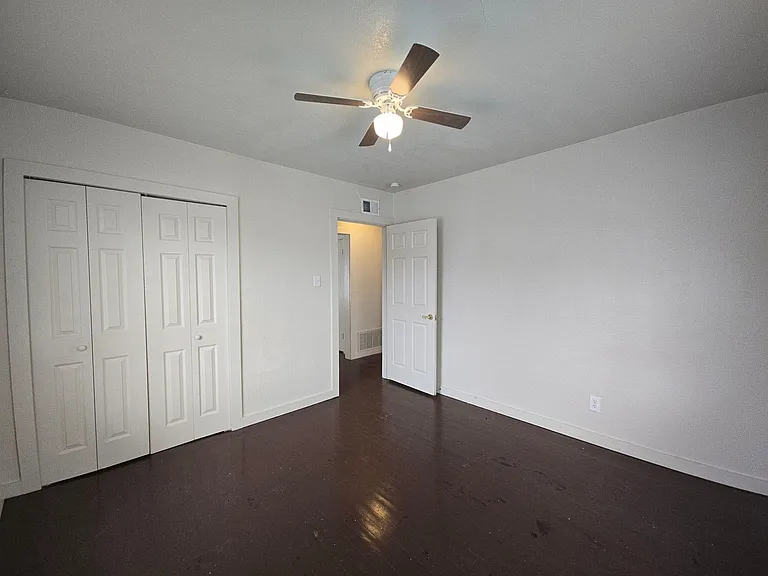 1307 E Avenue H — Photo 12