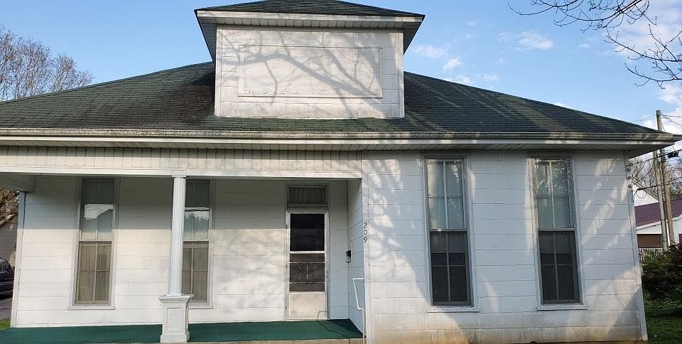 1st image of 209 Maple Ave