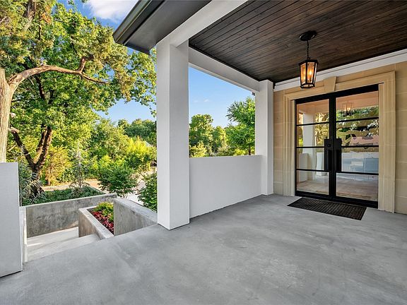 3rd image of 419 W Colorado Blvd