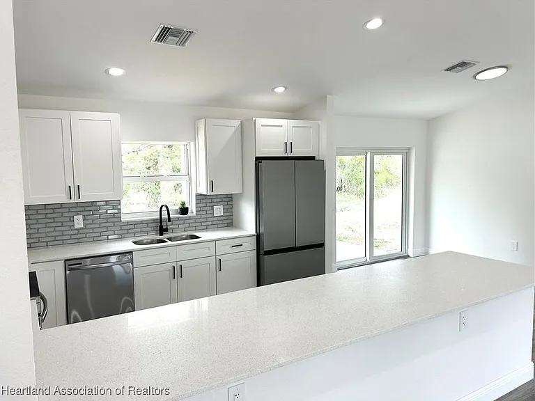 136 Lincoln Rd NW — Photo 5