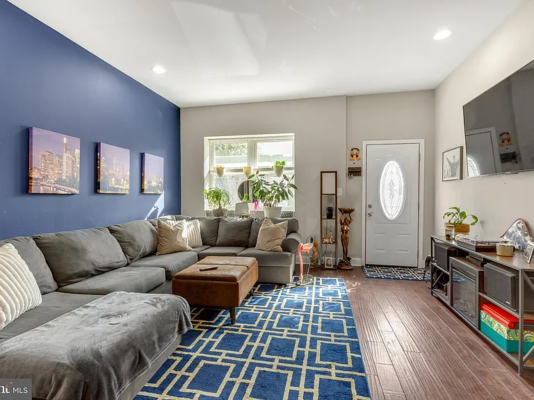 2652 Livingston St — Photo 3