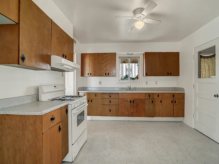 213 Clairemont Dr — Photo 6